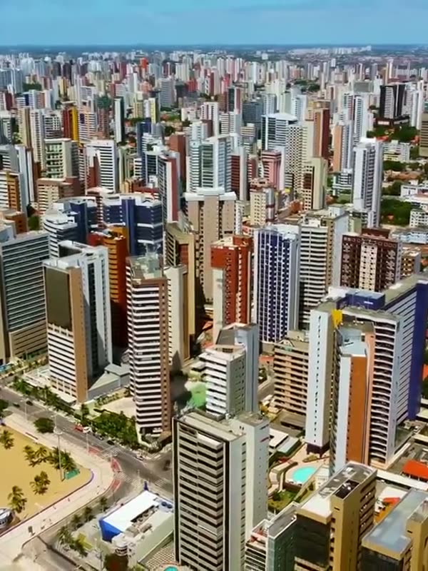 Vista aérea dos edifícios de Fortaleza junto à orla