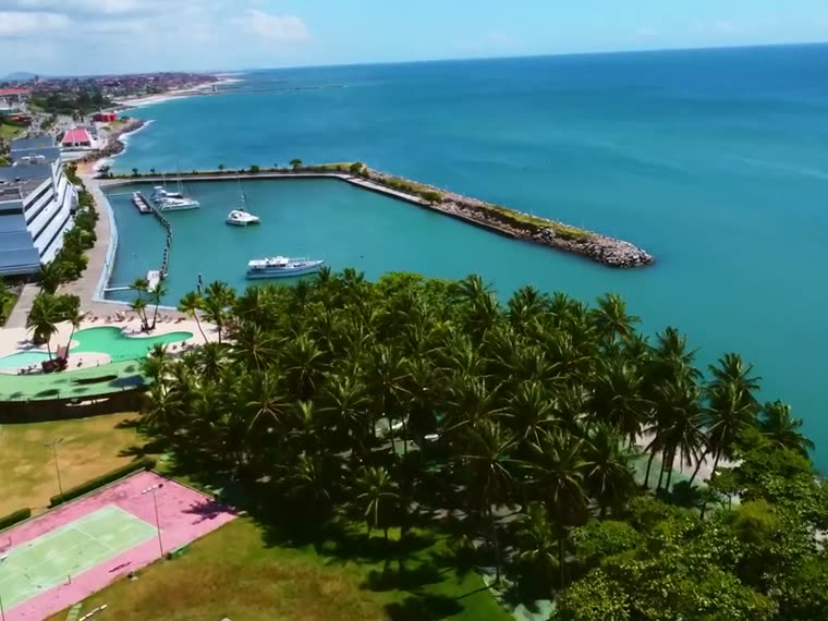 Marina e coqueirais no litoral de Fortaleza